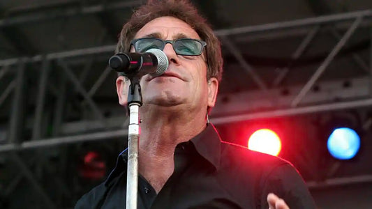 ヒューイ・ルイスが、近日公開予定のモキュメンタリーシリーズ「ヒューイ・ルイスに何が起きたのか?」で聴覚障害に取り組