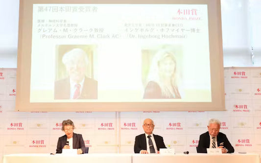 受賞者を発表する松本和子選考委員会副委員長㊧（15日、東京都千代田区）