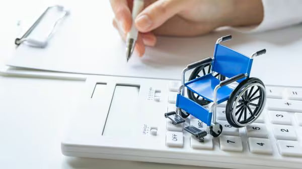 計算機に乗る車いすの模型（shironagaksukujira／イメージマート）