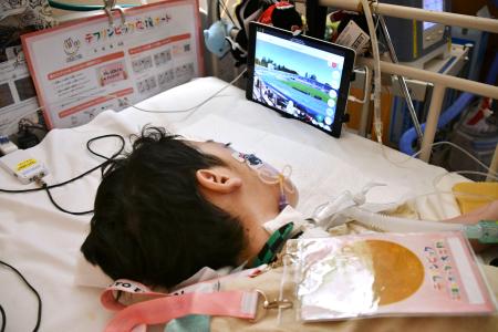 小学生がデフ大会を遠隔観戦　分身ロボットを操作