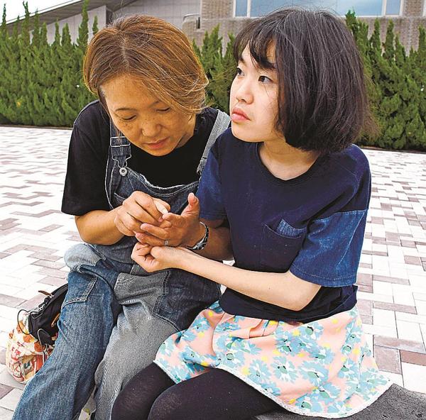 指の動き感じ取り対話　「指談」普及、家族ら願う　手話や点字のように