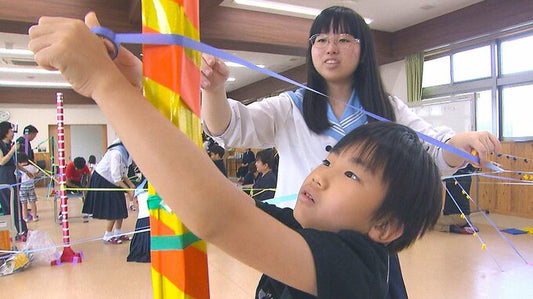 「こんなに楽しいのは初めて」クモの巣をイメージ　聾学校の子どもと高校生が作品作りで交流　大分