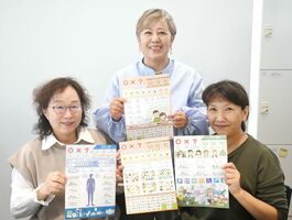 聴覚障害者や外国人のコミュニケーションを支援する「Iリンクボード」を作った岩崎香代子さん（右）、秋吉優子さん（中央）、下村かほるさん