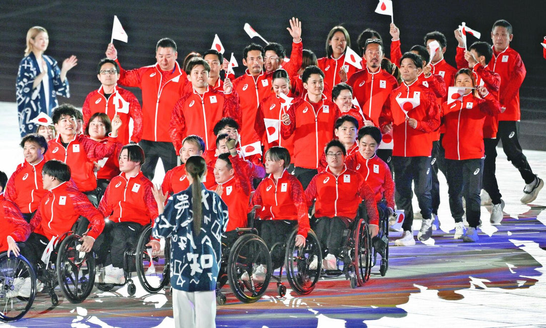 開会式で入場行進する日本選手団＝１８日、パロマ瑞穂スタジアム