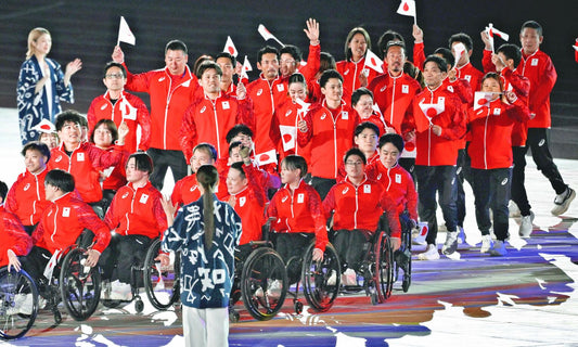 開会式で入場行進する日本選手団＝１８日、パロマ瑞穂スタジアム