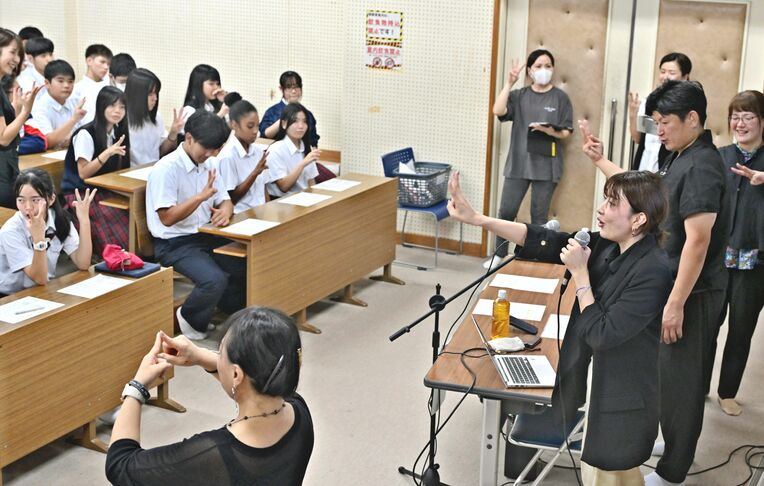 手話であいさつや自己紹介　ろう者にも「積極的に話しかけて」　美里工業高校で聴覚障がい学ぶ教室を開催
