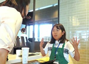 習いたての手話を使って接客に挑戦する参加者＝佐賀市のスターバックスコーヒー佐賀兵庫店