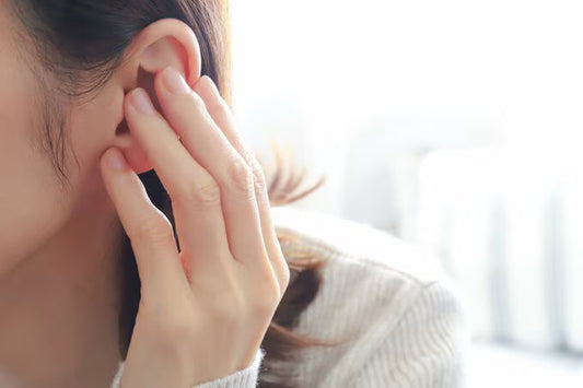 耳を触る女性の手