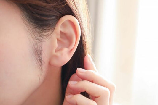 女性の耳元