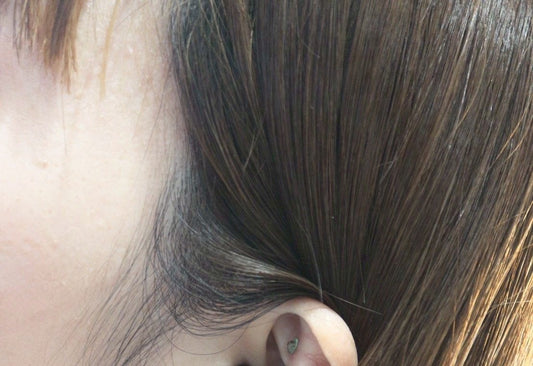 女性の耳元