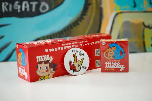 ペコちゃんの指が手話で「I LOVE YOU」　とっとり手話フェス限定コラボの素敵なミルキー　手話がポップで楽しいアートに！　門秀彦氏のユニークな作品が静かな注目を集めている