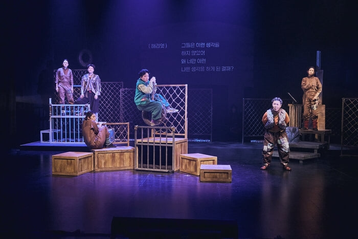 手話・字幕・音声ガイドが舞台前面に――アクセシビリティを高めた演劇作品『ハリエット』