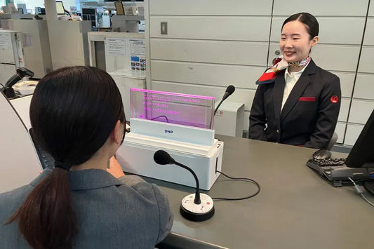 「もっと速く、もっと正確に」JAL国際線カウンターが設置した“令和のほんやくコンニャク”がつないだコミュニケーション