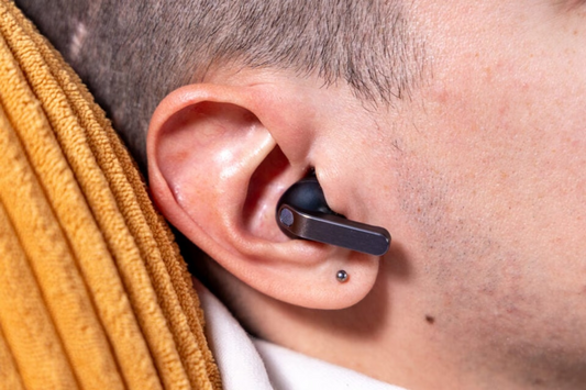 耳に装着したイヤホン（image: Raymond Wong / Gizmodo）