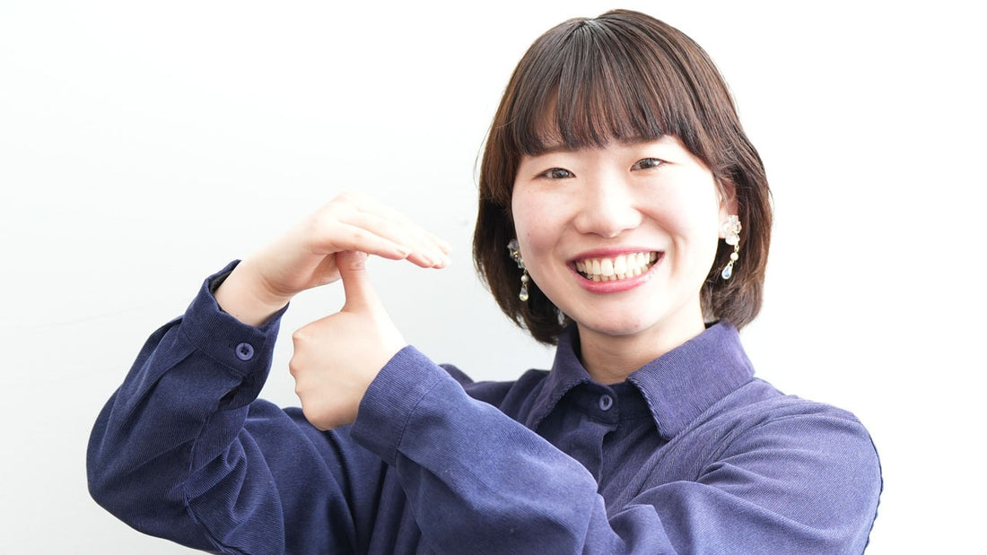 まるで落語家　俳優とともに舞台に立つ、舞台手話通訳者の仕事