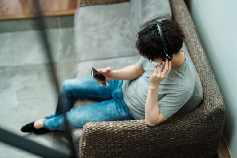 一体なぜ？10代の若者の8人に1人が難聴の兆候あり