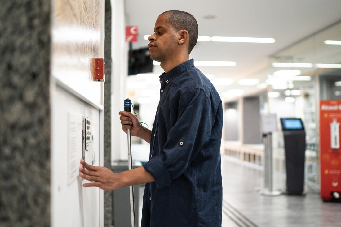 聴覚と視覚の両方に障害を持つ成人は、複雑な日常生活環境を移動する際に直面する障壁と課題を報告する。