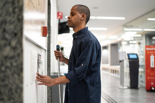 聴覚と視覚の両方に障害を持つ成人は、複雑な日常生活環境を移動する際に直面する障壁と課題を報告する。